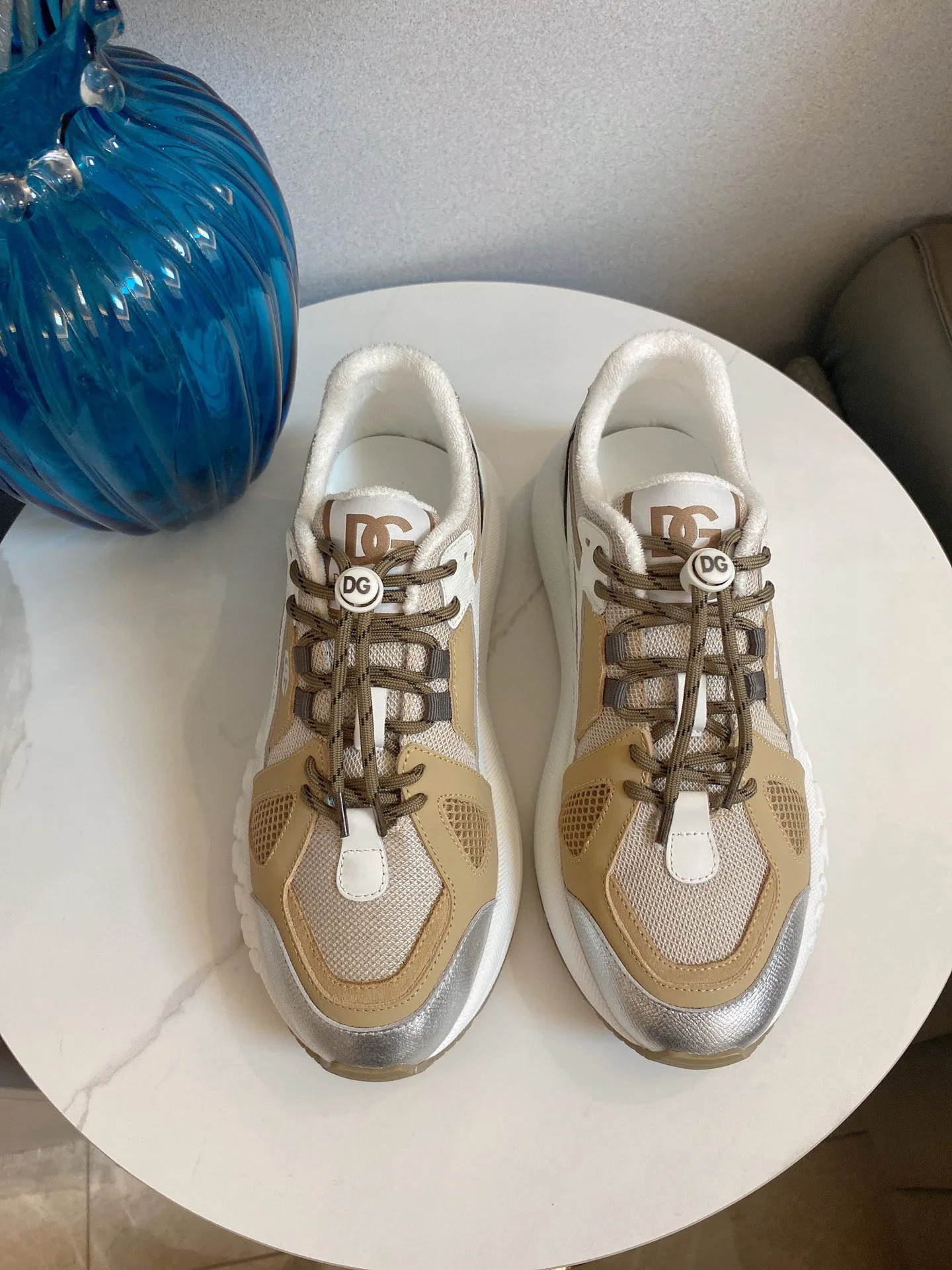 Men's men's shoes💰580 Dolce&Gabbana Dolce & Gabbana's latest popular D&G couple's dad shoes Airmaster series casual sports shoes original purchase development and production Airmaster shoes draw inspiration from Daymaster's iconic shape, while lightening the middle part of the sole to present a more sporty appearance. Nylon upper with contrasting suede and calfskin details. The tongue, heel and back sole are embellished with the DG logo, and the micro-injection logo rubber label is the icing on the cake. Exquisitely packaged at the delivery counter🛍📦 ▪️ Fabric: Original imported first-layer cowhide ▪️ Lining: Customized breathable towel lining ▪️ Sole: Original molded PU+TPU material ▪️ Bottom thickness: 5CM ▪️ Size: Women's 35-40/Men's 39-44 (45 46 customized)